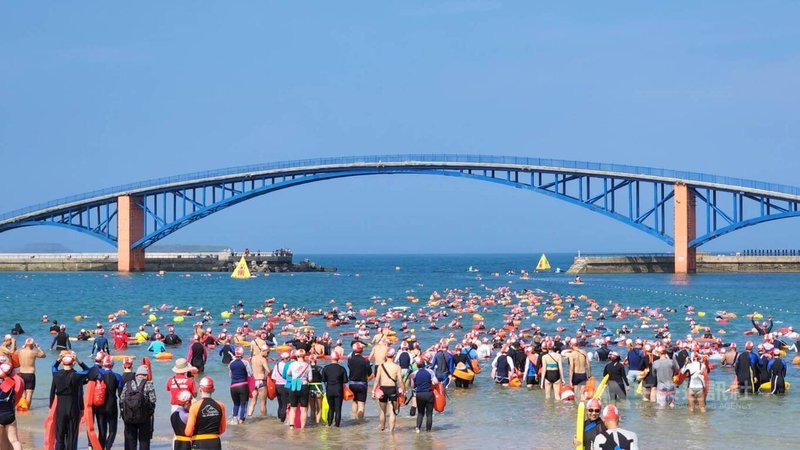 2023泳渡澎湖灣18日登場，吸引近1400名選手參加，選手們陸續下水。中央社 112年6月18日