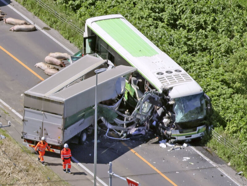 日本北海道發生高速巴士遭對向貨車撞擊的嚴重事故，從巴士後方車輛上的行車紀錄器影像，可以看到貨車偏離車道正面撞上巴士。（共同社）