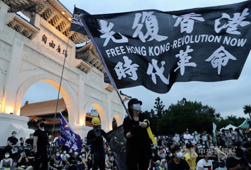 圖為2020年一場紀念活動中，民眾在自由廣場高舉「光復香港，時代革命」的旗幟。（中央社檔案照片）