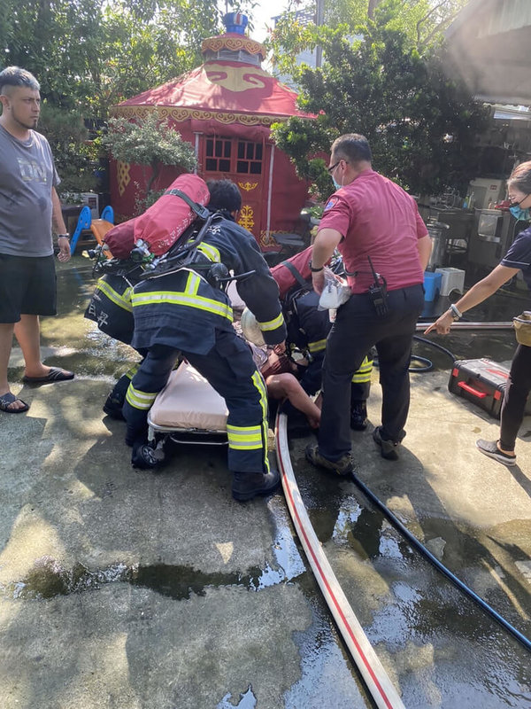 苗栗縣三灣鄉和平街某餐廳一樓鐵皮建物18日發生火警，消防人員在店內後方宿舍發現一名40多歲女子呈現OHCA（到院前心肺功能停止），送醫急救後恢復生命徵象。（民眾提供）中央社記者魯鋼駿傳真 112年6月18日