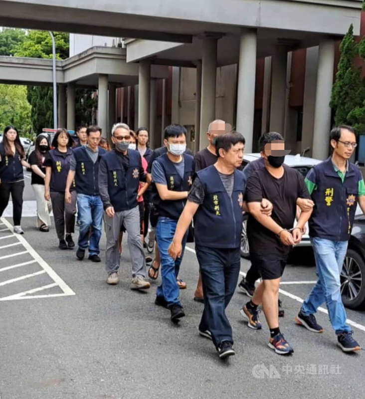 台北市警察局刑事警察大隊近日配合警政署執行靖城專案及掃黑行動，針對竹聯幫仁堂及其他不法幫派涉及暴力討債、恐嚇取財、詐欺及販毒等犯罪行為強力掃蕩，檢肅治平專案目標共計7件、45人。（翻攝照片）中央社記者黃麗芸傳真  112年6月18日