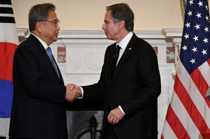 圖為13日美國國務卿布林肯（右）和南韓外交部長朴振（左） 在美國國務院舉行的新聞發布會上握手。（Roberto Schmidt/Pool via 路透社）