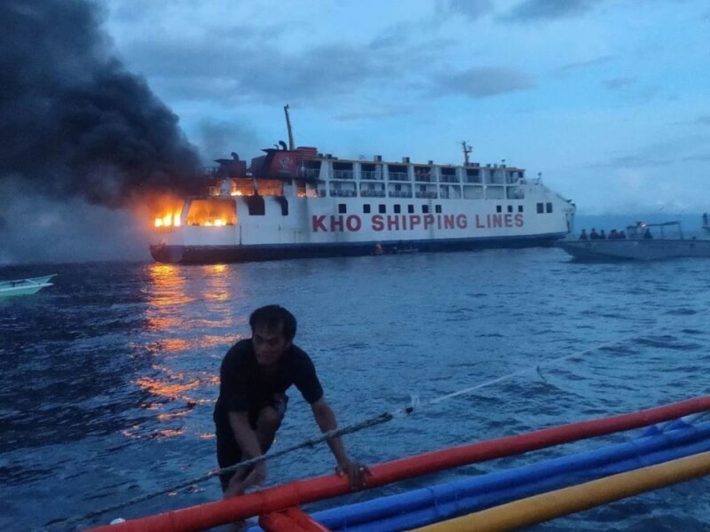 一艘載有120名乘客和船務人員的菲律賓渡輪18日在海上起火燃燒（菲律賓海岸防衛隊/Handout via 路透社）