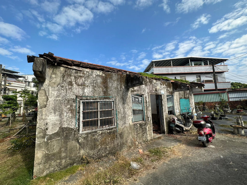 屏東縣竹田鄉獨居76歲林姓老翁原本的房屋老舊，屋頂破損嚴重漏水、天花板坍塌，屏東百工師傅志工團協助修繕，19日完工。（屏東縣政府提供）中央社記者李卉婷傳真  112年6月19日