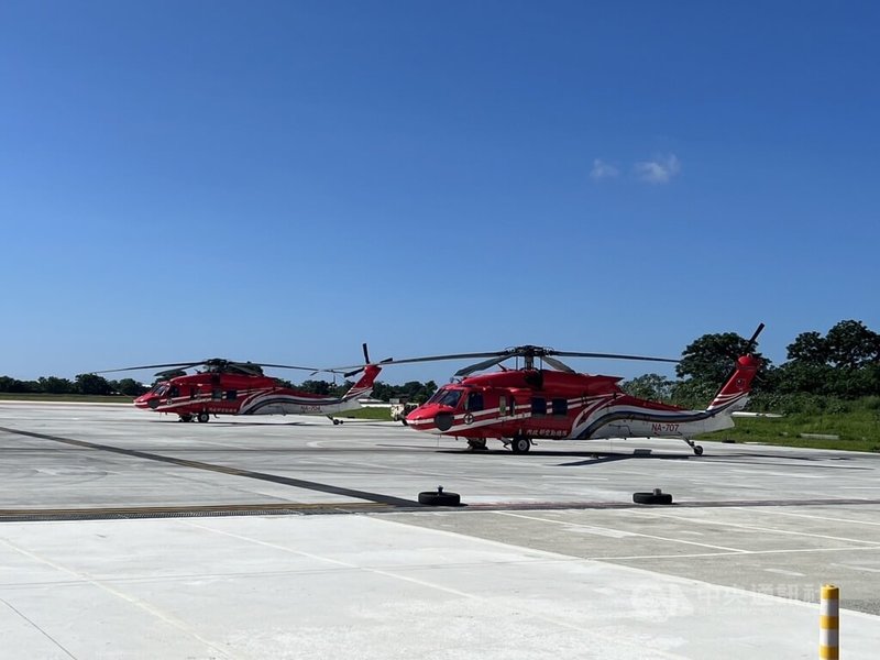 空勤總隊台東駐地直升機棚廠19日舉行啟用典禮，台東駐地配置的黑鷹直升機由原本的2架增為3架，提升50%救援能量。中央社記者盧太城攝  112年6月19日