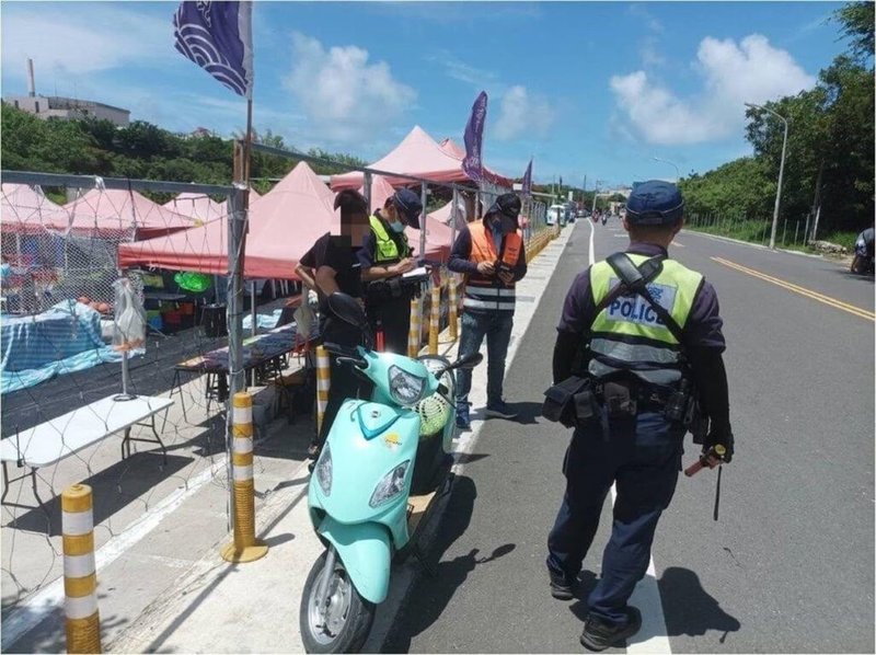 端午節連假將至，屏東警方因應人潮，避免交通混亂及車斗載人，已於12日至18日進行交通大執法，開出214張罰單，其中以未戴安全帽最多。（警方提供）中央社記者李卉婷傳真  112年6月19日