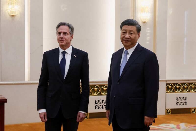 中國國家主席習近平（右）19日向美國國務卿布林肯（左）說，中國尊重美國的利益，不會去挑戰和取代美國。（路透社）