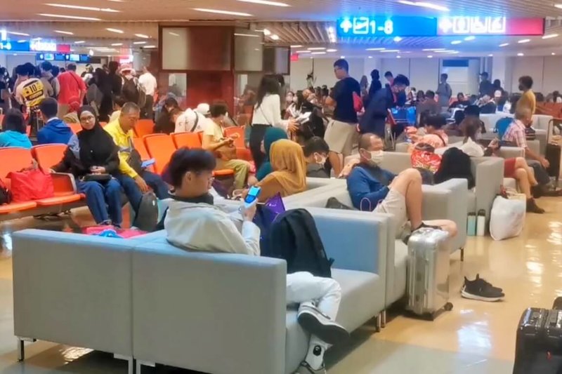 廉價航空AirAsia亞洲航空原訂19日下午3時55分飛往吉隆坡航班因引擎故障取消，亞航表示，受影響的354名旅客，將另外派飛機來台接旅客，預計20日凌晨4時起飛。圖為旅客在桃園國際機場等待情形。（民眾提供）中央社記者吳睿騏桃園傳真  112年6月19日
