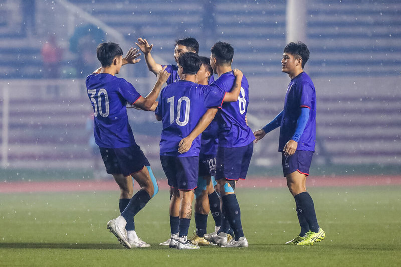 台灣男子足球隊19日作客菲律賓進行國際友誼賽，全隊不放棄，比數從落後到逆轉，終場以3比2擊敗菲律賓。（中華民國足球協會提供）中央社記者黎建忠傳真 112年6月19日