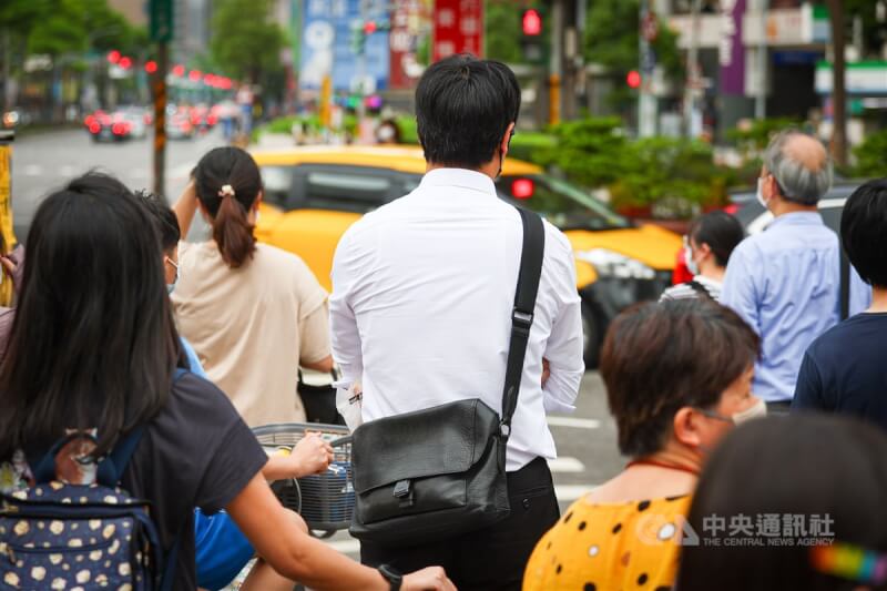 圖為新北市板橋區街頭等待過馬路民眾。（中央社檔案照片）