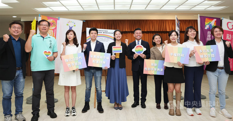 第14屆台北市議會「促進性別平等連線 共同願景承諾」記者會19日下午舉行，無黨籍議員林亮君（左5）、社民黨議員苗博雅（左4）、台北市議會議長戴錫欽（右5）與多名議員合影留念，共同力挺性平政策。中央社記者趙世勳攝  112年6月19日