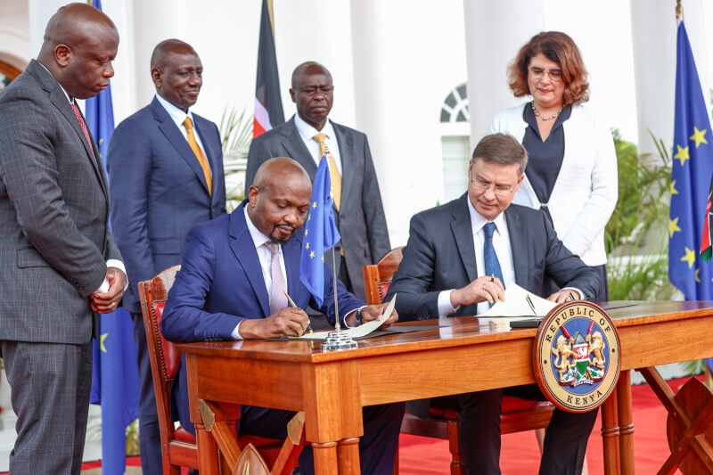 肯亞貿易部長庫里亞（前左）和歐盟主管貿易執委杜姆布羅夫斯基斯（前右）簽署歐盟肯亞經濟夥伴協議。（圖取自facebook.com/williamsamoei）