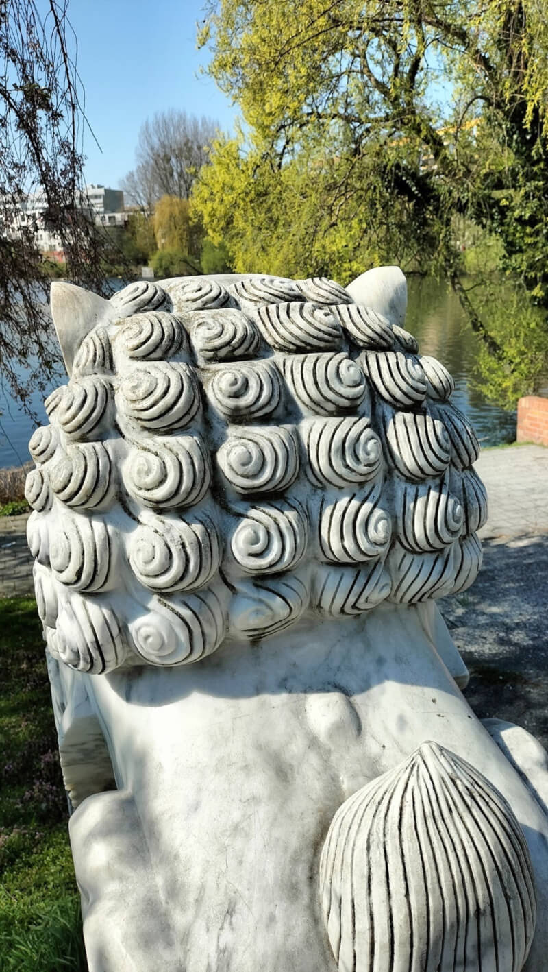 德國波茨坦(Potsdam)一處公園裡矗立一對石獅子,花蓮縣文化局長信箱收到來自德國的求助信件,信中附有照片詢問石獅子頭部捲毛數量的意義。(花蓮縣文化局提供) 中央社記者李先鳳傳真 112年6月19日
