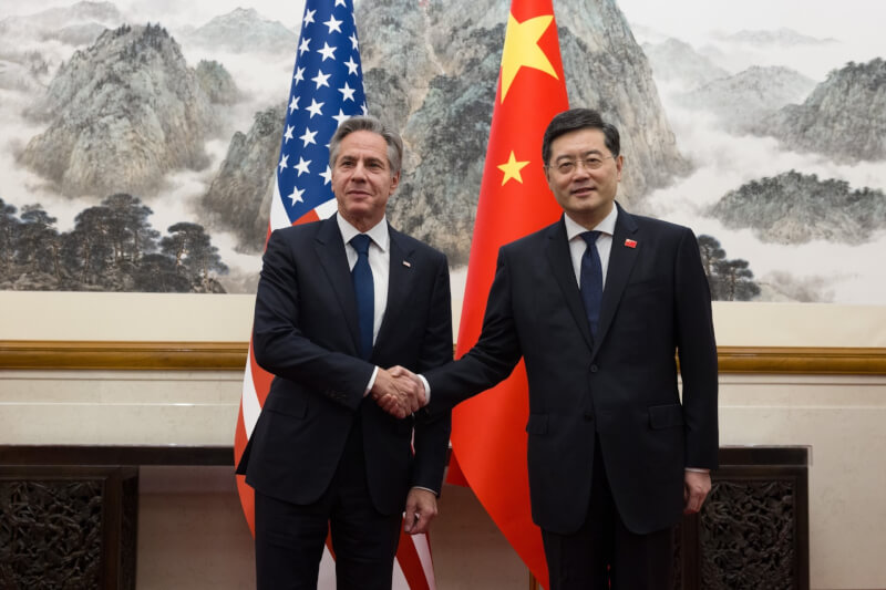 美國國務卿布林肯（左）18日在北京與中國外長秦剛（右）會談5個半小時。（圖取自twitter.com/SecBlinken）