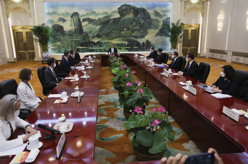 中國國家主席習近平（後中）19日下午在北京人民大會堂會見美國國務卿布林肯。（美聯社）