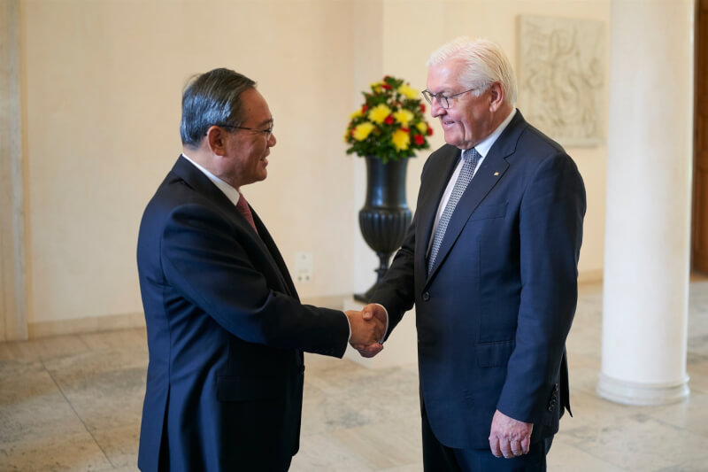 德國總統史坦麥爾（右）19日在柏林與來訪的中國國務院總理李強（左）會談。（圖取自twitter.com/BPrSprecherin）