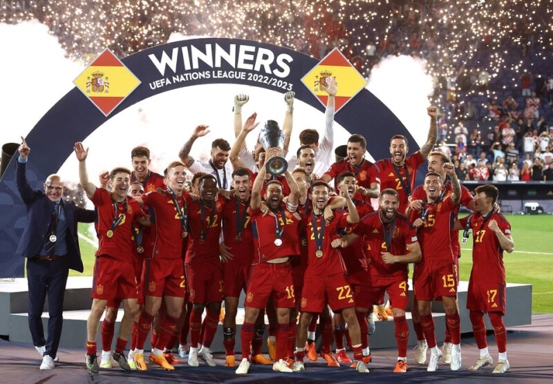 西班牙和克羅埃西亞在歐國聯冠軍賽一路踢到延長賽結束，西班牙最後靠PK戰5比4險勝克羅埃西亞，抱走歐國聯冠軍盃。（路透社）