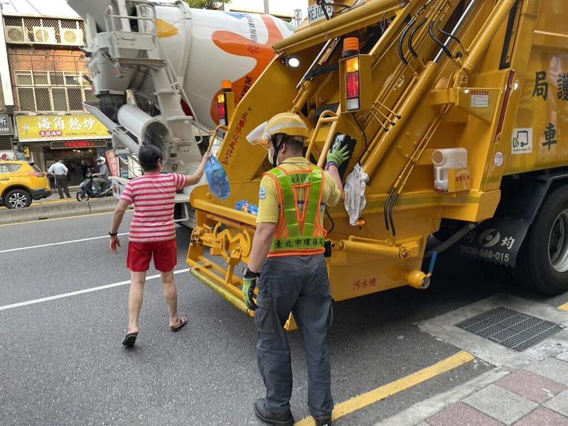 端午連假將至，台北市環保局20日表示，清潔隊員連假期間持續出勤，22日、23日及24日均正常收運垃圾，25日則因適逢週日照常停收。（台北市環保局提供）中央社記者陳昱婷傳真  112年6月20日