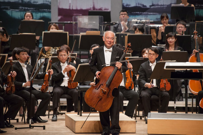 日本國寶級大提琴家堤剛（Tsuyoshi Tsutsumi）（前中）7月將與國立台灣交響樂團合作在台中、高雄演出，為樂迷帶來作曲家柴可夫斯基膾炙人口的「洛可可主題變奏曲」。（國立台灣交響樂團提供）中央社記者趙靜瑜傳真  112年6月20日