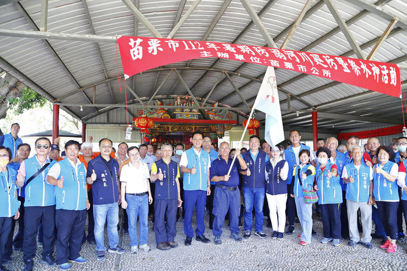 夏季是戲水高峰期，苗栗市公所20日集結市內各社區巡守隊成立暑期防溺河川巡防隊，並舉行祭水神祈福儀式，將以「零溺斃」為目標，執行防溺救護任務。（苗栗市公所提供）中央社記者管瑞平傳真  112年6月20日