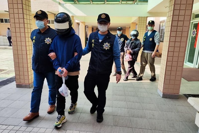 航警局與台北關1月間發現一批進口健康食品夾藏毒品,追蹤逮捕在台收件人吳姓男子及幕後「阿銓」,但阿銓早已身亡由詹姓男子瓜代,吳男經警方告知後才知為死人收了一年貨,但不知貨物實際為毒品。(航警局刑事警察大隊提供)中央社記者吳睿騏桃園機場傳真 112年6月20日