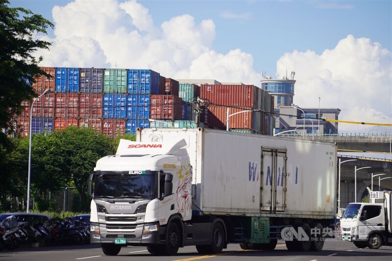 圖為一輛貨櫃車進出高雄港中島商港區。（中央社檔案照片）