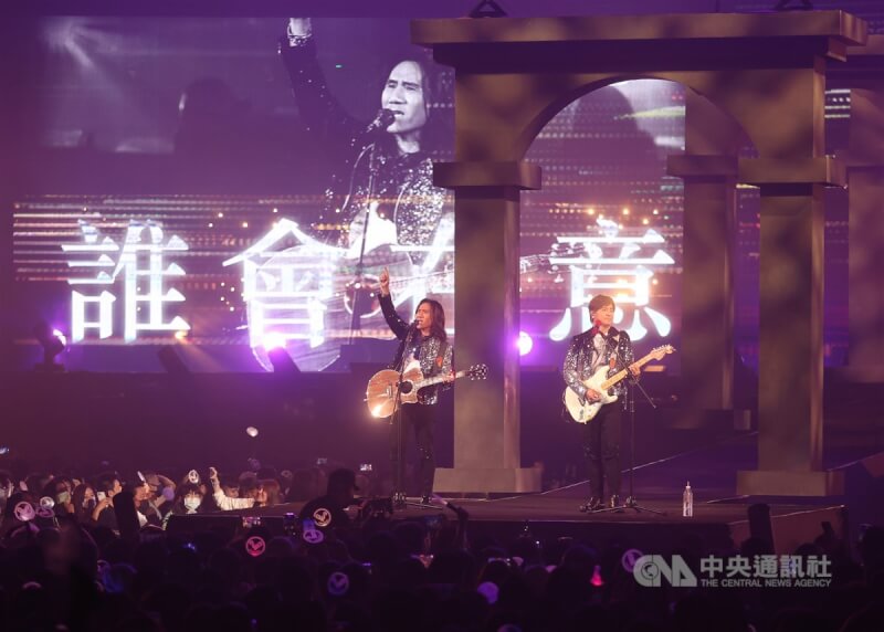 雙人音樂組合動力火車4月22日在台北小巨蛋舉辦演唱會，演唱多首經典歌曲。（中央社檔案照片）