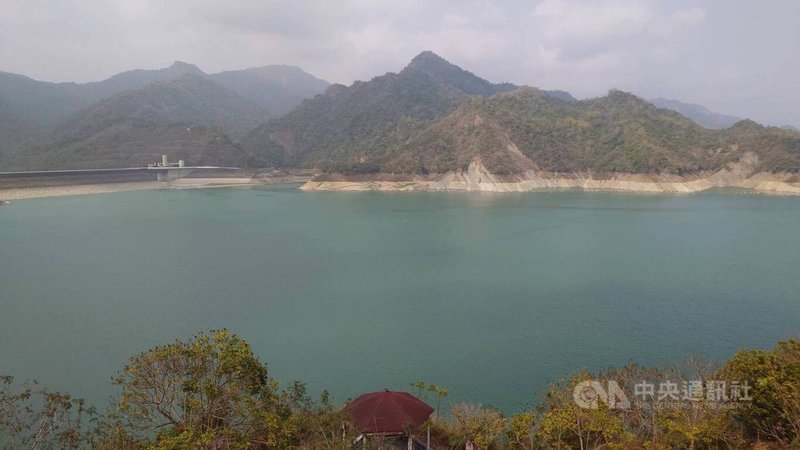 颱風卡努帶來豐沛雨勢，曾文水庫蓄水量突破1.5億噸，蓄水率攀升至29.85%。圖為蓄水率約15%的曾文水庫。（中央社檔案照片）