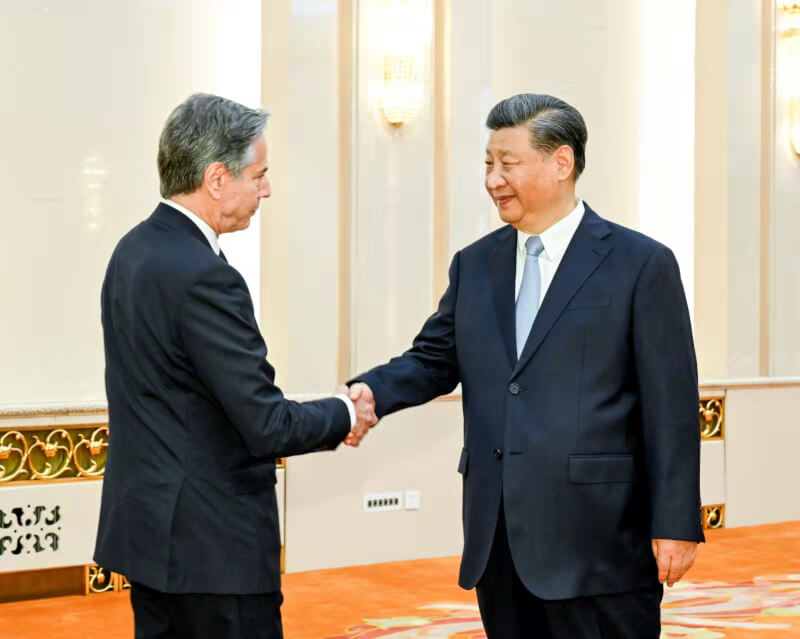 中國國家主席習近平習近平（右）19日會見美國務卿布林肯（左）時重申，中國尊重美國的利益，不會去挑戰和取代美國。（圖取自twitter.com/SpokespersonCHN）