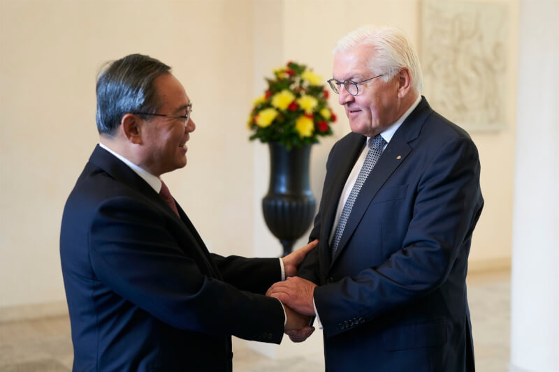 中國國務院總理李強（左）19日在柏林向德國總統史坦麥爾（右）說，中德沒有根本利害衝突，中方一貫支持開放合作。（圖取自facebook.com/Bundespraesident.Steinmeier）