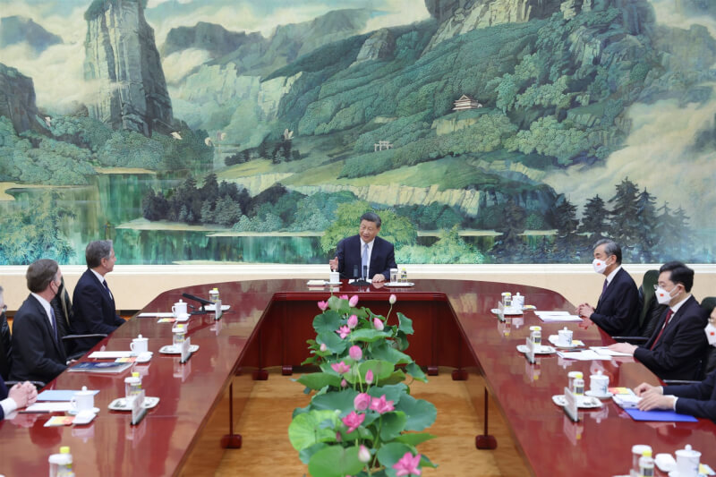 中國國家主席習近平（中）19日獨坐橫排中央的主席位，與美國國務卿布林肯（左2）會談。（圖取自twitter.com/SpokespersonCHN）