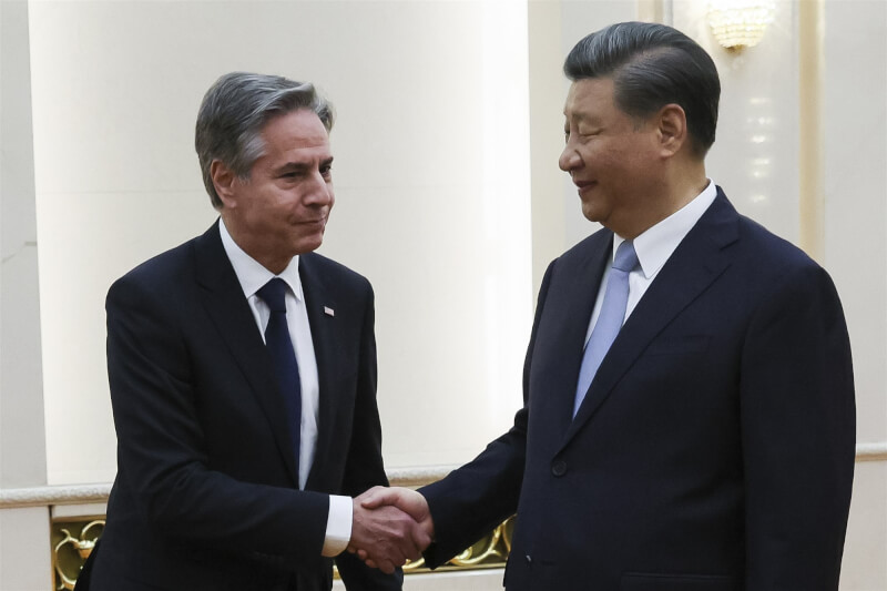 美國國務卿布林肯（左）19日會見中國國家主席習近平（右）。（Leah Millis/Pool Photo via 美聯社）