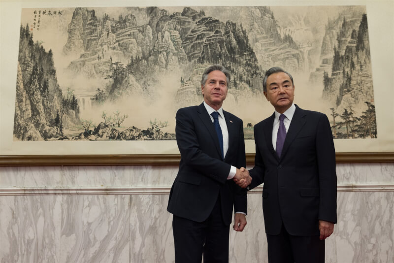 圖為美國國務卿布林肯（左）6月訪北京，與中共中央外事委辦公室主任王毅（右）會談。（圖取自twitter.com/SecBlinken）