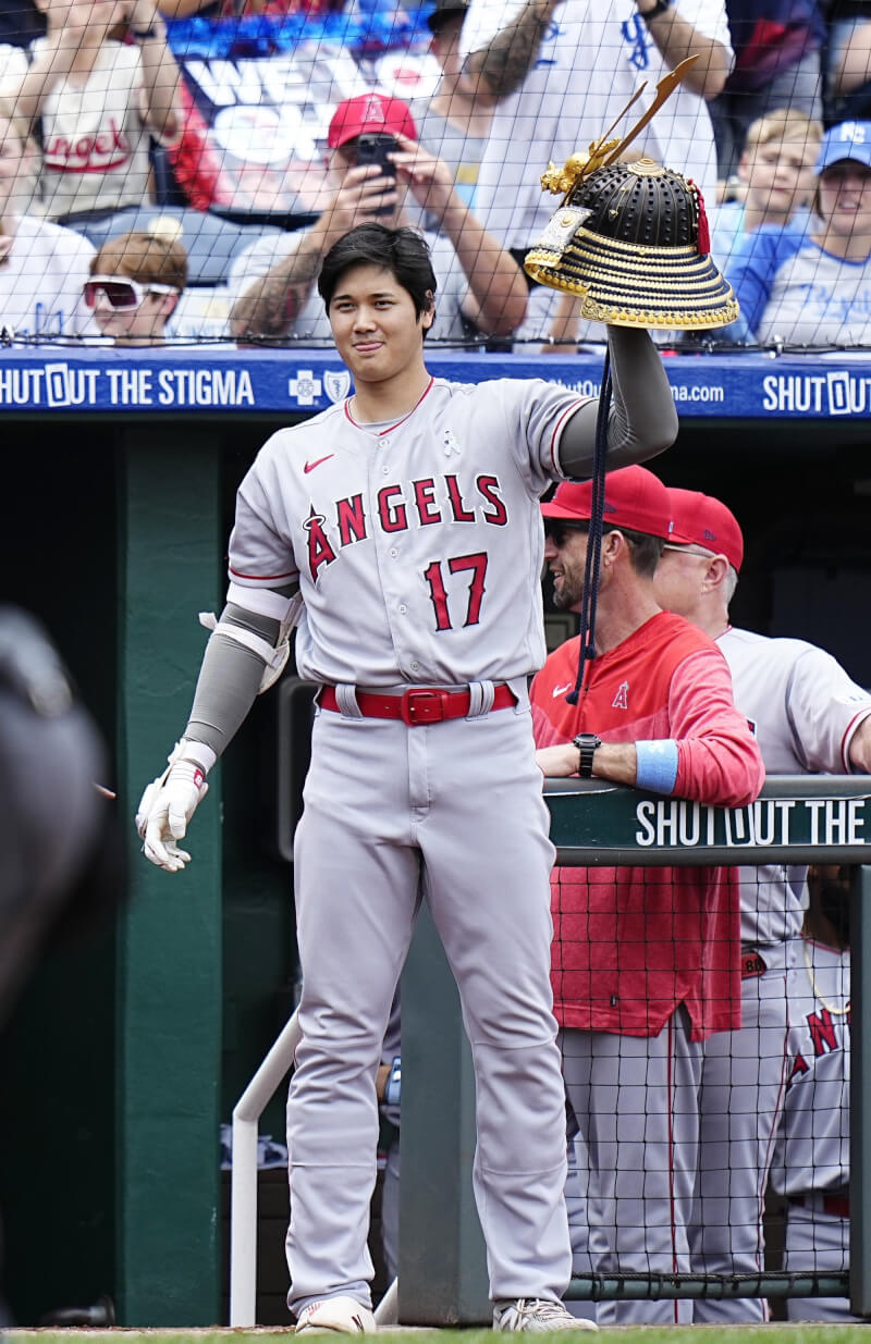 MLB洛杉磯天使日籍二刀流球星大谷翔平（前）本季打擊亮眼，以24轟暫居MLB全壘打王。（共同社）