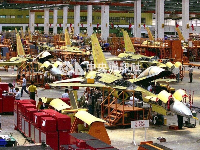 1994年6月21日，航空工業發展中心首次向國人展示經國號戰機的生產線，國防部長孫震等人巡視生產線時，詳細詢問製造過程。（中央社檔案照片）