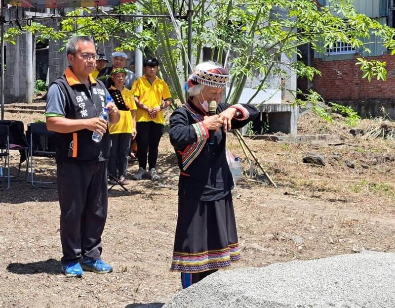基督教芥菜種會20日在關山鎮崁頂段「肺病療養院」舊址,舉辦「Munhuma食農文化教育空間」動土儀式,布農族耆老胡金娘(右)以原民祭祀儀式獻上祝福禱告。(芥菜種會提供)中央社記者李先鳳傳真 112年6月20日