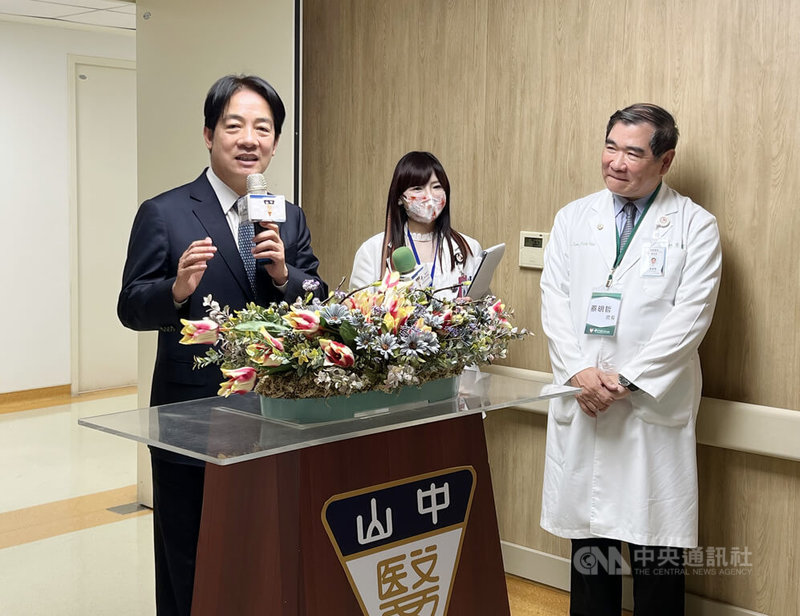 中山醫學大學附設醫院智能復健中心20日下午舉行啟用揭牌儀式,副總統賴清德(左)出席並致詞。中央社記者郝雪卿攝 112年6月20日