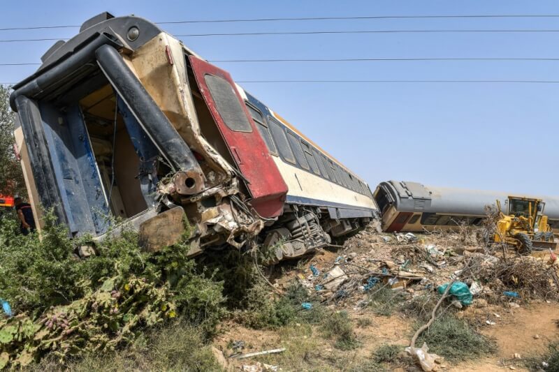 突尼西亞一列客運火車21日凌晨在突尼西亞東部脫軌翻覆，造成2人死亡，34人受傷。（法新社）