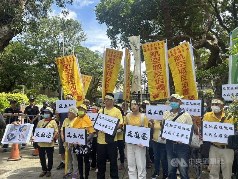 桃園航空城徵收議題再起，反對徵收居民與民團21日到行政院門前陳情。中央社記者賴于榛攝 112年6月21日