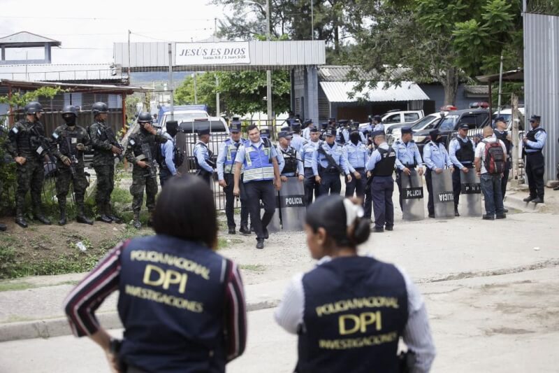 宏都拉斯一所女子監獄20日爆發幫派衝突引發火災，造成至少41人死亡，重裝軍警進入監獄維持秩序。（路透社）