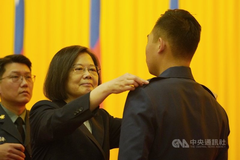總統蔡英文(中)21日在國防大學復興崗校區出席112年三軍六校院聯合畢業典禮,為優秀畢業生掛階。中央社記者徐肇昌攝 112年6月21日