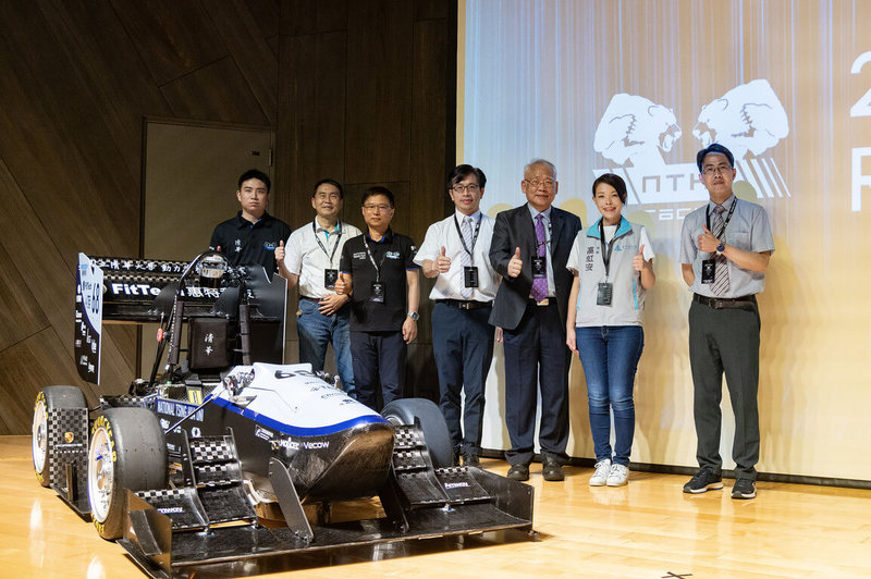 清華大學賽車工廠（NTHU Racing Team）21日在校內舉辦新車發表會，副校長戴念華（右3）、新竹市長高虹安（右2）等人到場，一同見證清華第7代賽車亮相。（清華大學提供）中央社記者魯鋼駿傳真  112年6月21日