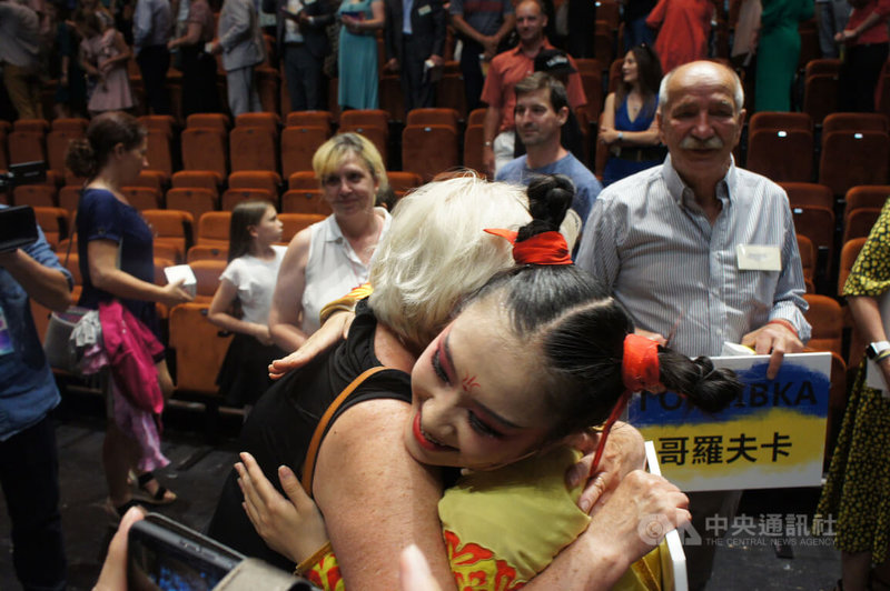 中華文化總會與紙風車劇團赴匈牙利啟動「台灣歐趴  文化遶境」巡演，20日晚間在布達佩斯新興景點「艾菲爾劇場」演出，匈牙利境內烏克蘭難民在表演結束後送上鮮花與擁抱。中央社記者王寶兒攝  112年6月21日