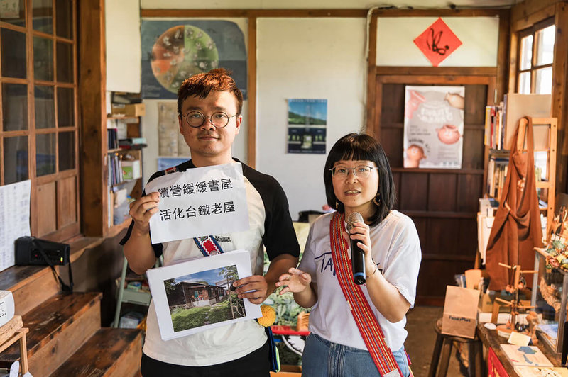 花蓮Pasela'an緩緩書屋恐面臨租約到期無法續租困境，搶救花蓮緩緩書屋聯盟召集人陳慶元（左）、緩緩書屋負責人劉于仙（右）21日舉行記者會，向台鐵爭取繼續承租以經營書屋。（搶救花蓮緩緩書屋聯盟召集人陳慶元提供）中央社記者張祈傳真  112年6月21日