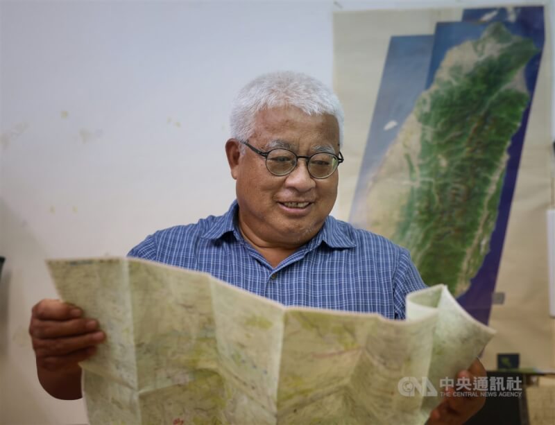 台灣地圖出版權威上河文化出版社,旗下地圖產品將於7月吹熄燈號,許多山友、讀者都感到惋惜。上河文化創辦人連鋒宗接受中央社記者專訪說,許多讀者對這些地圖都有深厚感情,但結束營業實在不得已,他心中也很不捨。中央社記者王飛華攝 112年6月21日
