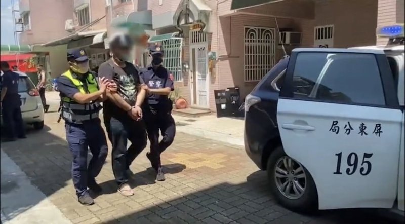 屏東警方日前在萬丹鄉執行槍毒案搜索,遭到吳姓嫌犯抵抗並向警方開3槍,雙方對峙最終吳嫌棄械投降,警方查獲槍枝及毒品依法送辦,屏東地方檢察署向法院聲請羈押禁見,20日晚間裁准。(警方提供)中央社記者李卉婷傳真 112年6月21日