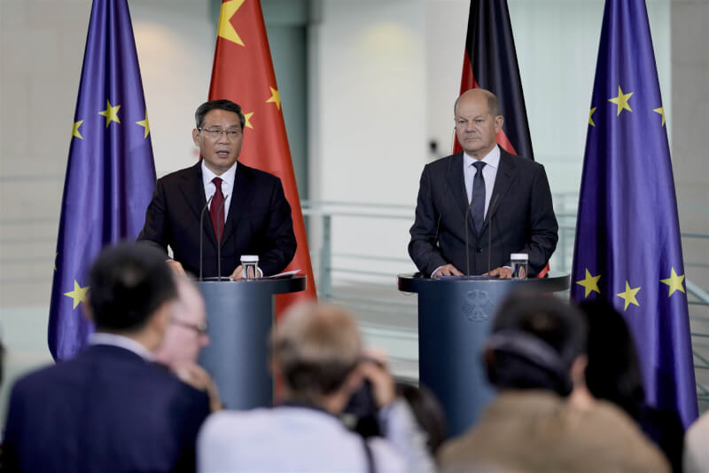 德國總理蕭茲（右）20日會見中國國務院總理李強（左）。（美聯社）