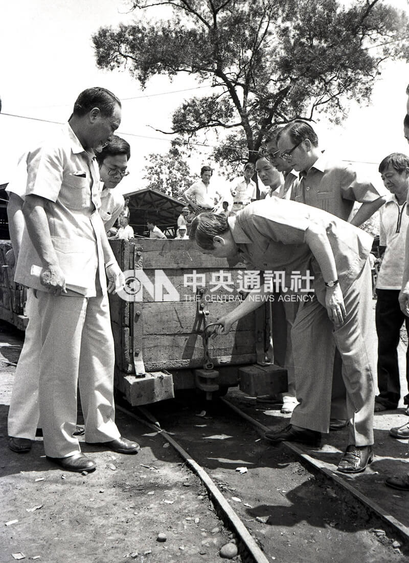 1984年6月22日，監察委員張文獻等人由專案小組陪同前往台北縣土城鄉海山煤礦，調查災變原因。張文獻檢查運煤台車的掛鉤結構。（中央社檔案照片）