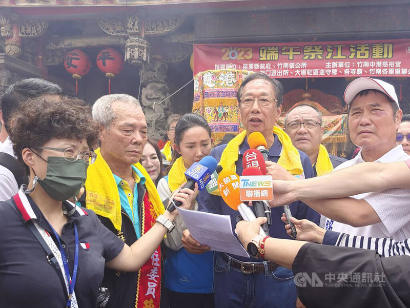 苗栗縣竹南中港慈裕宮端午節民俗祭典「祭江洗港」活動22日登場，鴻海集團創辦人郭台銘（前右2）到場參與，受訪時被問及此行是否為尋求苗栗藍營支持、擬獨立參選總統等議題，但郭台銘始終未鬆口。前右為苗栗縣長鍾東錦。中央社記者管瑞平攝  112年6月22日