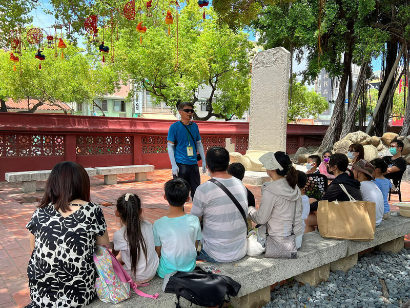 端午節4天連假，台南地區首日豔陽高照，大批遊客湧進古蹟景點參觀，有民眾在較陰涼處聽取導覽解說。（台南市政府提供）中央社記者張榮祥台南傳真  112年6月22日